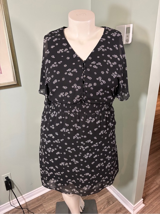 Reitmans Dresses & Skirts - 107. Reitmans Black Floral V-Neck Button Front Dress